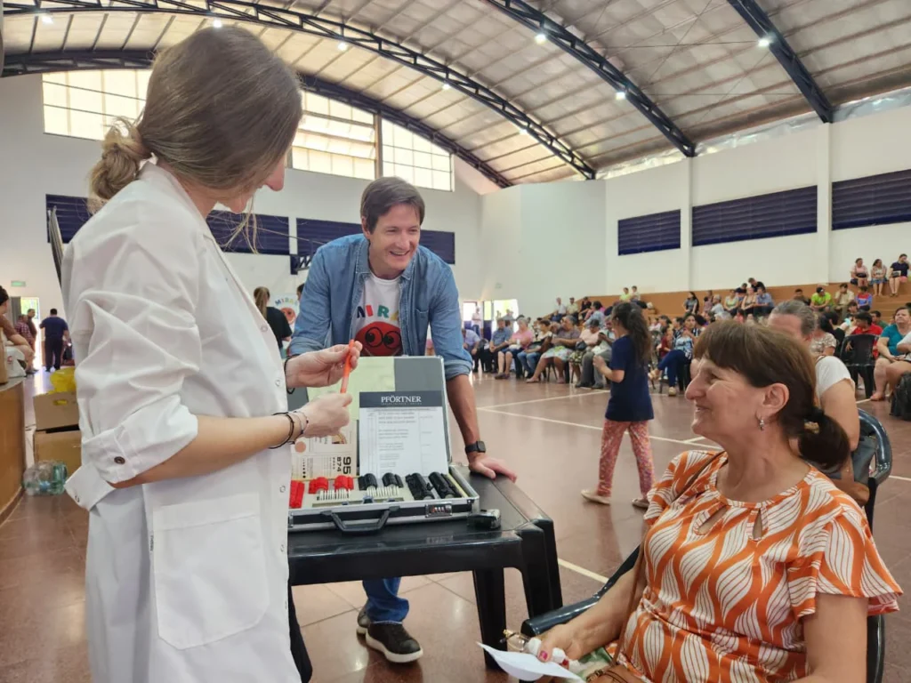 Decut, oftalmóloga y vecina de Cerro Azul charlan animadamente.