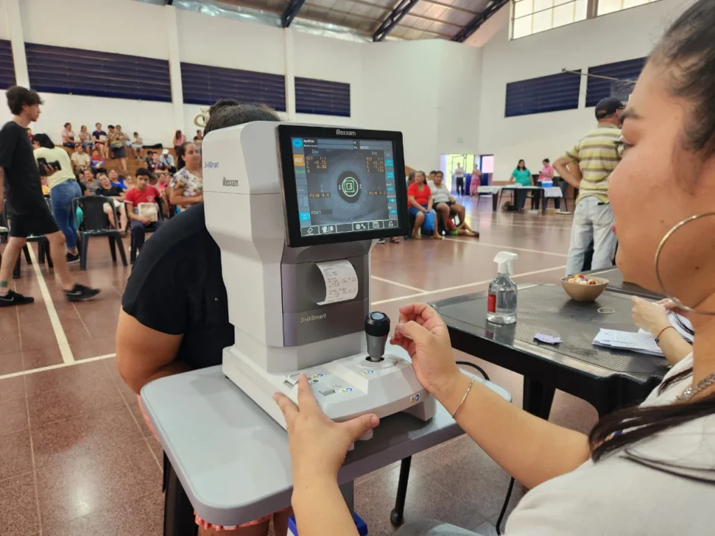 Oftalmóloga controla la vista a una vecina con el nuevo autorefractómetro de última tecnología.
