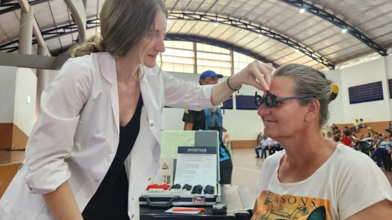 Más tecnología y servicios de Mirar Mejor. Oftalmóloga atiende a vecina de Cerro Azul.
