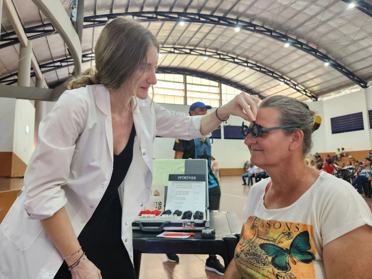 Más tecnología y servicios de Mirar Mejor. Oftalmóloga atiende a vecina de Cerro Azul.
