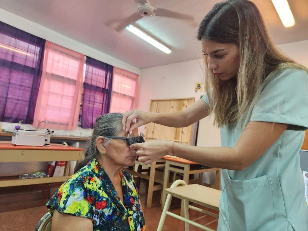 Oftalmóloga prueba graduaciones de lentes a una señora mayor durante el operativo de Mirar Mejor en Jardín América.