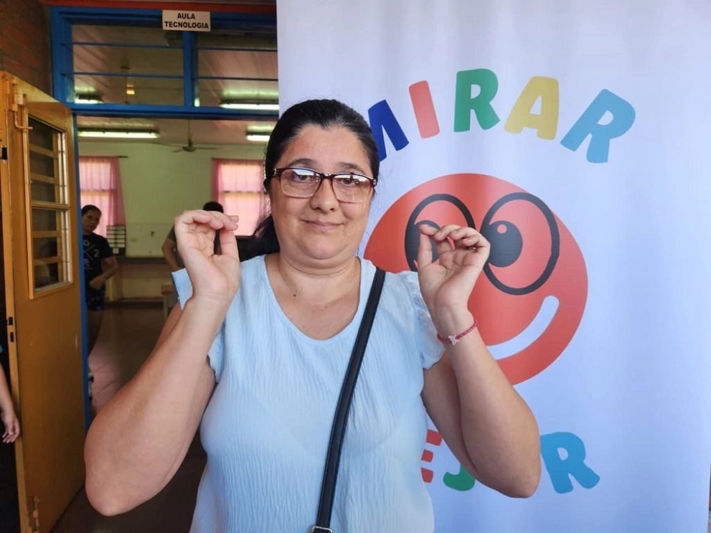 Una vecina de Jardín América luce sonriente sus nuevos anteojos de Mirar Mejor.