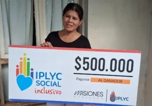 Laura, ganadora de IPLyC Social Inclusivo, sonríe con su cheque.