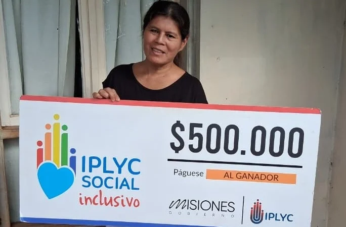 Laura, ganadora de IPLyC Social Inclusivo, sonríe con su cheque.