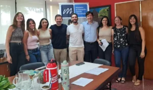 Integrantes de Juego Responsable con autoridades durante la reunión para el lanzamiento del concurso Reflejos en el azar.