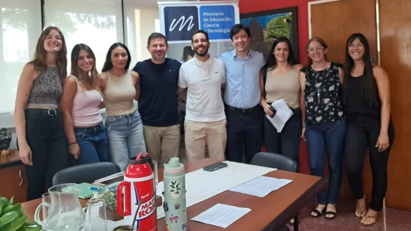 Integrantes de Juego Responsable con autoridades durante la reunión para el lanzamiento del concurso Reflejos en el azar.