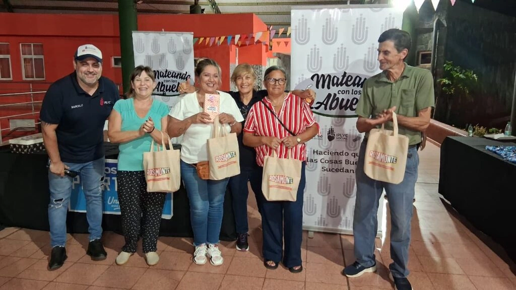 Los ganadores de los concursos sonríen con sus obsequios junto a Marcelo Ledesma.