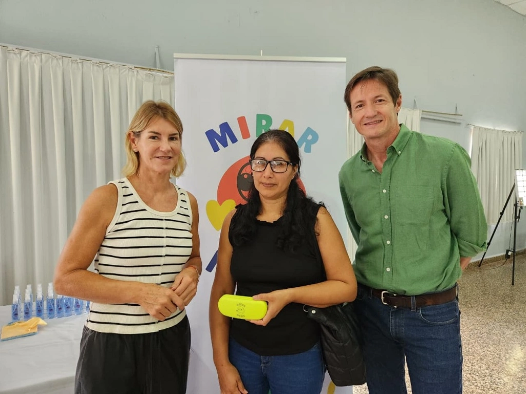 Vecina luce sus nuevos anteojos junto a Héctor Decut. Mirar Mejor - Almafuerte.