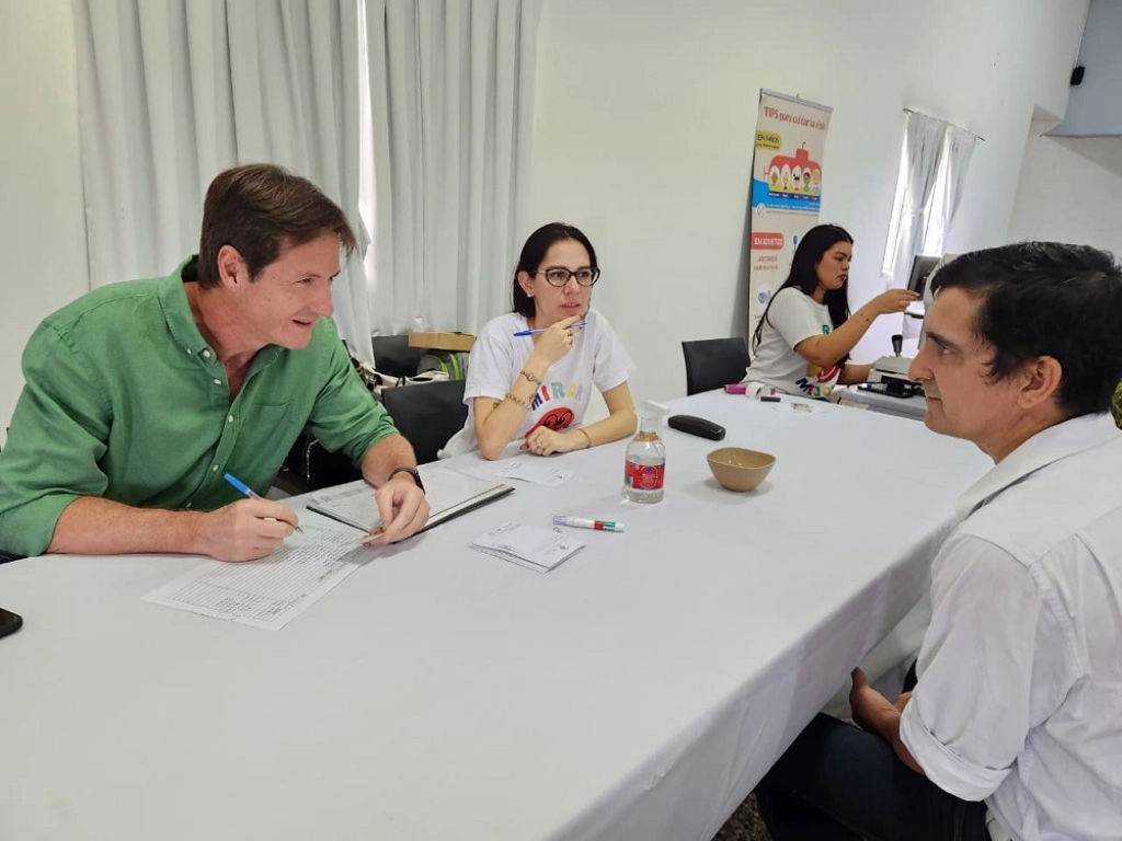 Héctor Decut colabora con el programa tomando los datos de un vecino de Almafuerte.