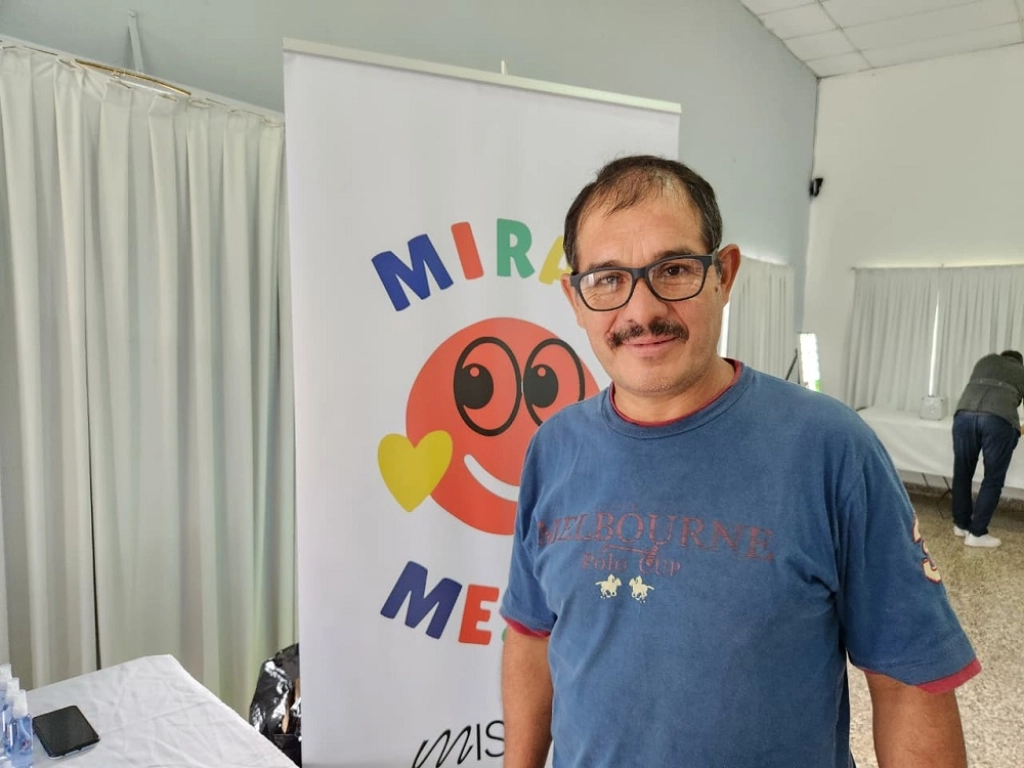 Vecino luce sonriente sus nuevos anteojos de Mirar Mejor.