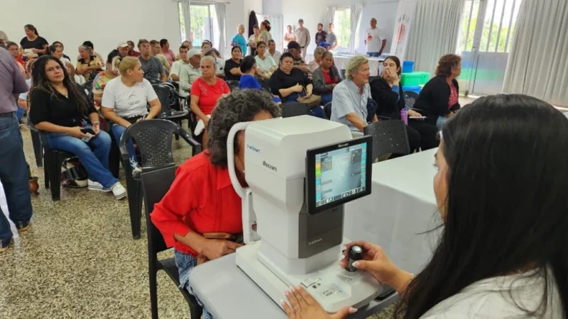Oftalmóloga revisa los ojos de una vecina con un autorefractómetro. Mirar Mejor - Almafuerte.