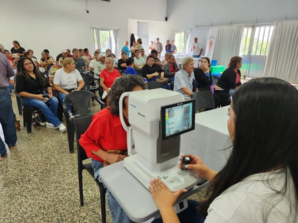 Oftalmóloga revisa los ojos de una vecina con un autorefractómetro. Mirar Mejor - Almafuerte.