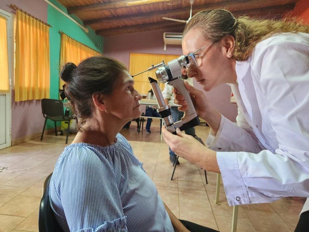 Oftalmóloga usa un tonómetro para medir la presión ocular de una vecina de Capioví.
