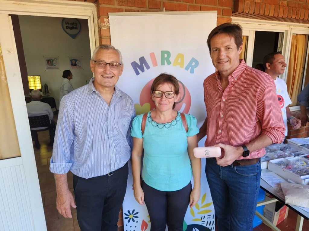Héctor Decut junto a una vecina que luce sonriente sus nuevos anteojos de Mirar Mejor.