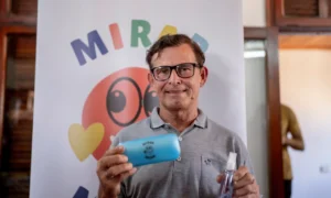 Vecino de Panambí luce sonriente sus nuevos anteojos de Mirar Mejor.