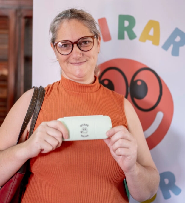 Vecina luce sonriente sus nuevos anteojos.