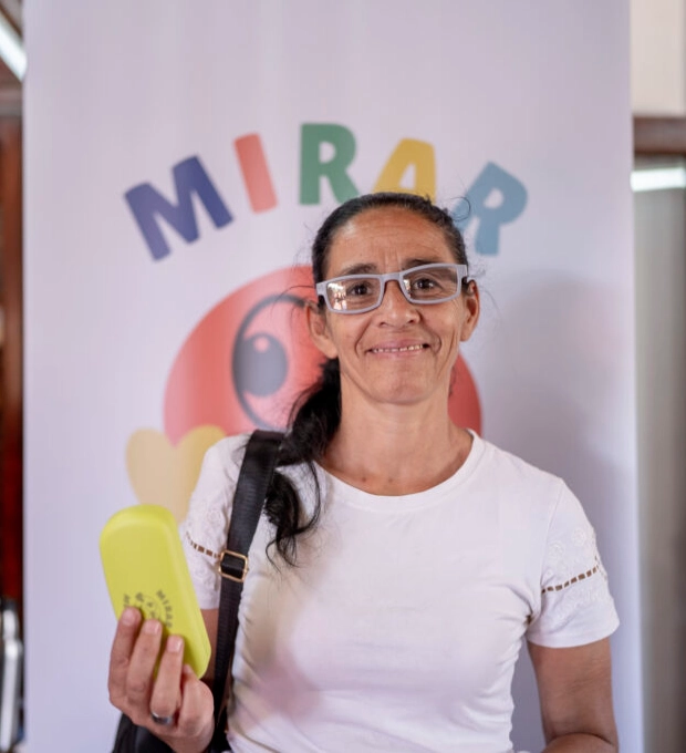 Vecina luce sonriente sus nuevos anteojos.
