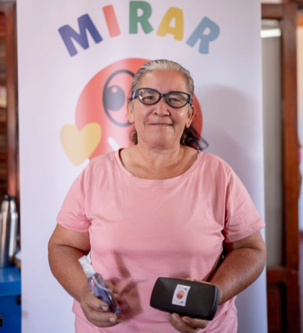 Vecina luce sonriente sus nuevos anteojos.