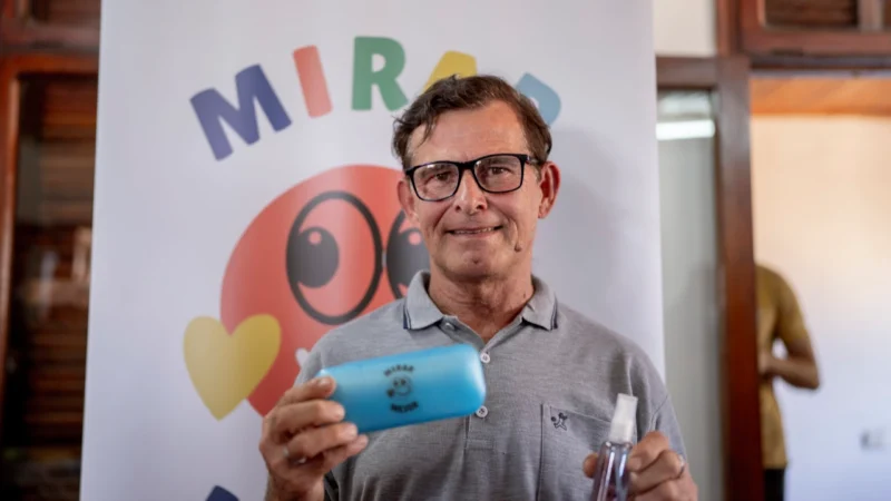 Vecino de Panambí luce sonriente sus nuevos anteojos de Mirar Mejor.