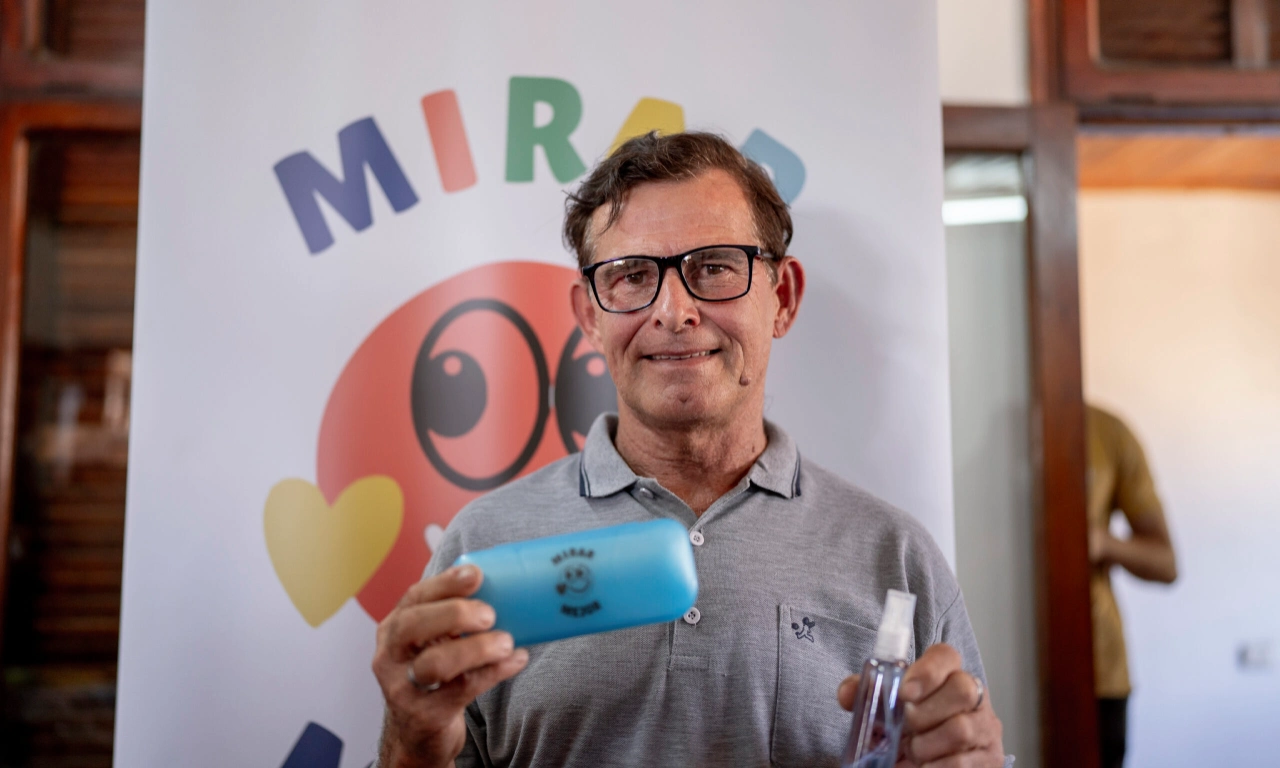 Vecino de Panambí luce sonriente sus nuevos anteojos de Mirar Mejor.