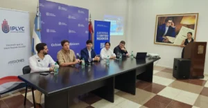Héctor Decut y autoridades durante el lanzamiento del concurso Reflejos en el azar III.