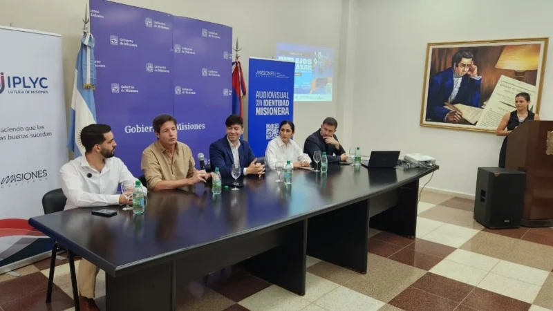 Héctor Decut y autoridades durante el lanzamiento del concurso Reflejos en el azar III.