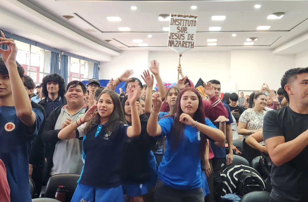Estudiantes festejan durante el lanzamiento del Bono Estudiantil 4.