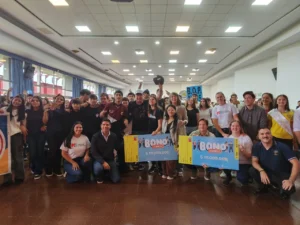 Autoridades y estudiantes durante el lanzamiento del Bono Estudiantil 4.