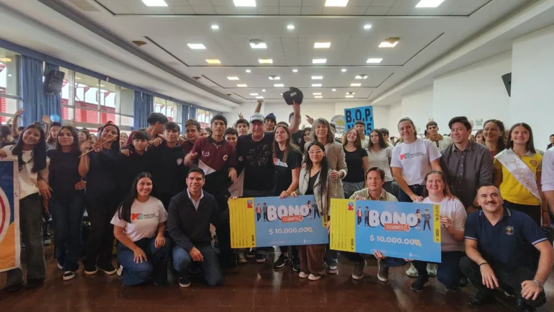 Autoridades y estudiantes durante el lanzamiento del Bono Estudiantil 4.