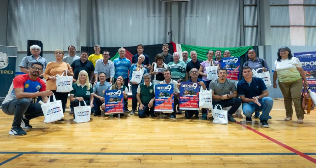 Representantes de instituciones deportivas en el lanzamiento del Deporbono 9.