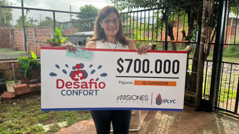 Ángela Gromoff, ganadora de Desafío Confort feliz con su cheque.