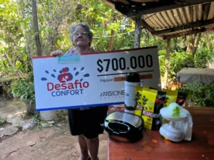 Aurora Gonzales de Sousa con su cheque y obsequis de Desafío Confort. El premio lo destinará a arreglar la casa y compartirlo en familia.