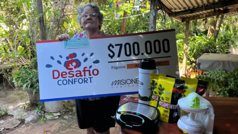 Aurora Gonzales de Sousa con su cheque y obsequis de Desafío Confort. El premio lo destinará a arreglar la casa y compartirlo en familia.