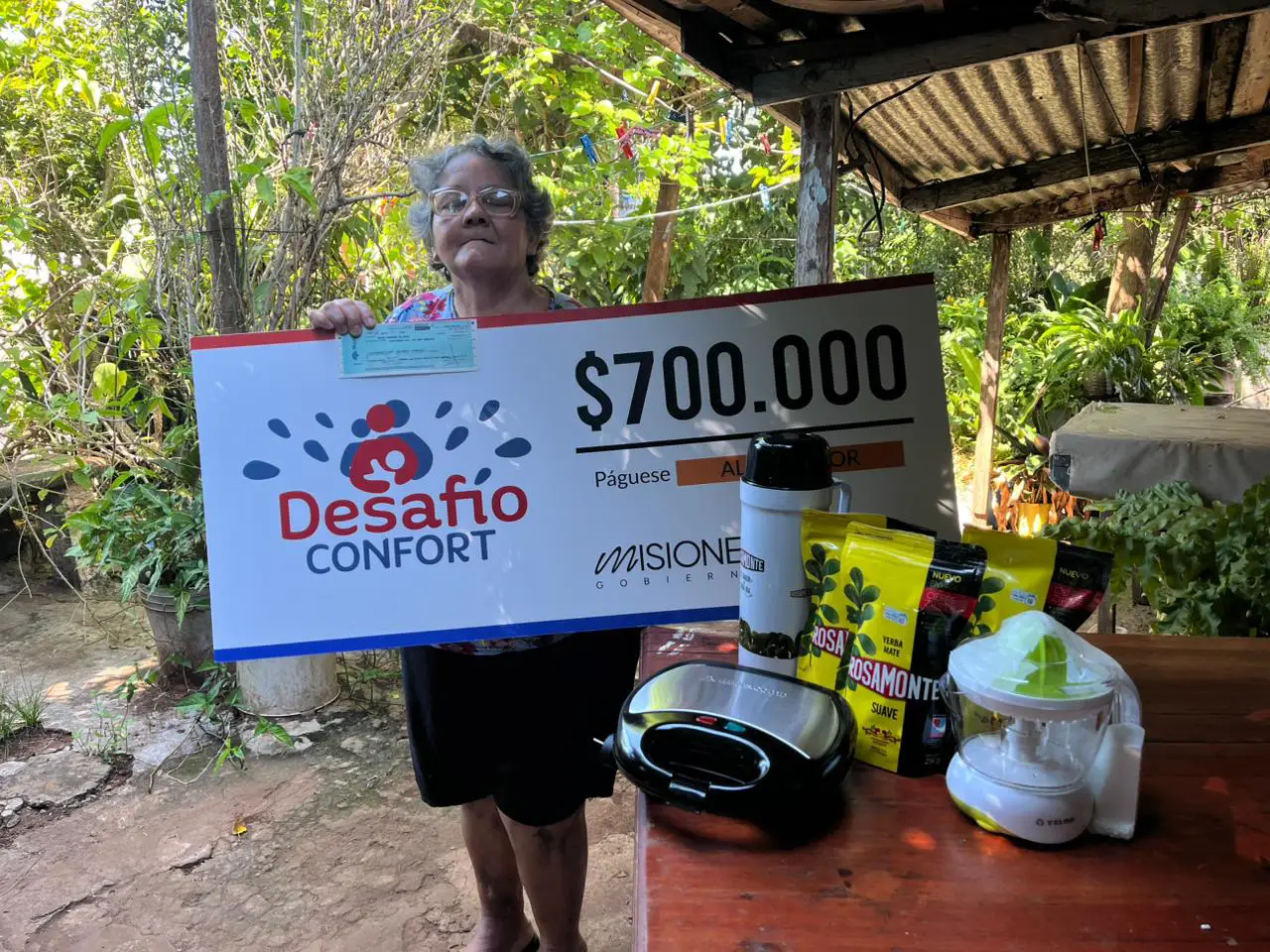 Aurora Gonzales de Sousa con su cheque y obsequis de Desafío Confort. El premio lo destinará a arreglar la casa y compartirlo en familia.