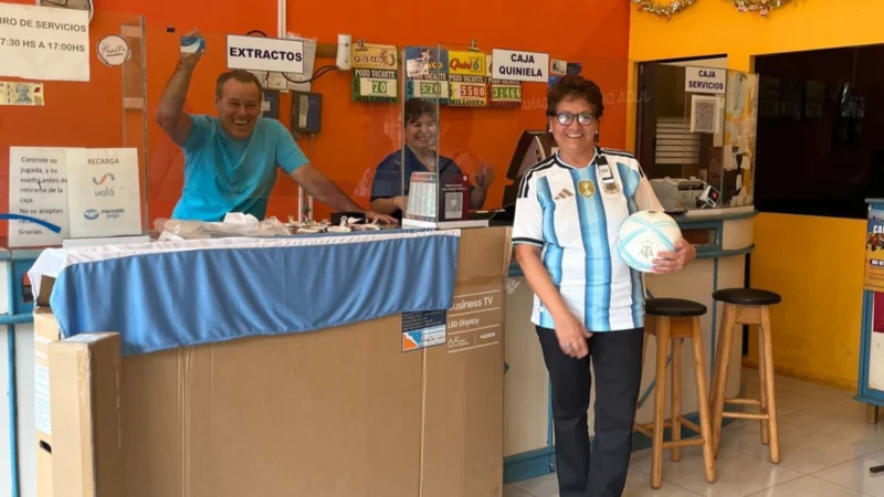 María, feliz ganadora con su kit Mundialista de la Tombolita, en la Agencia 318.