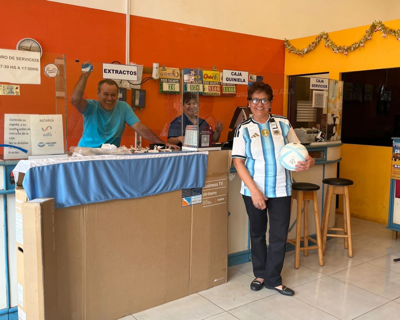 María, feliz ganadora con su kit Mundialista de la Tombolita, en la Agencia 318.
