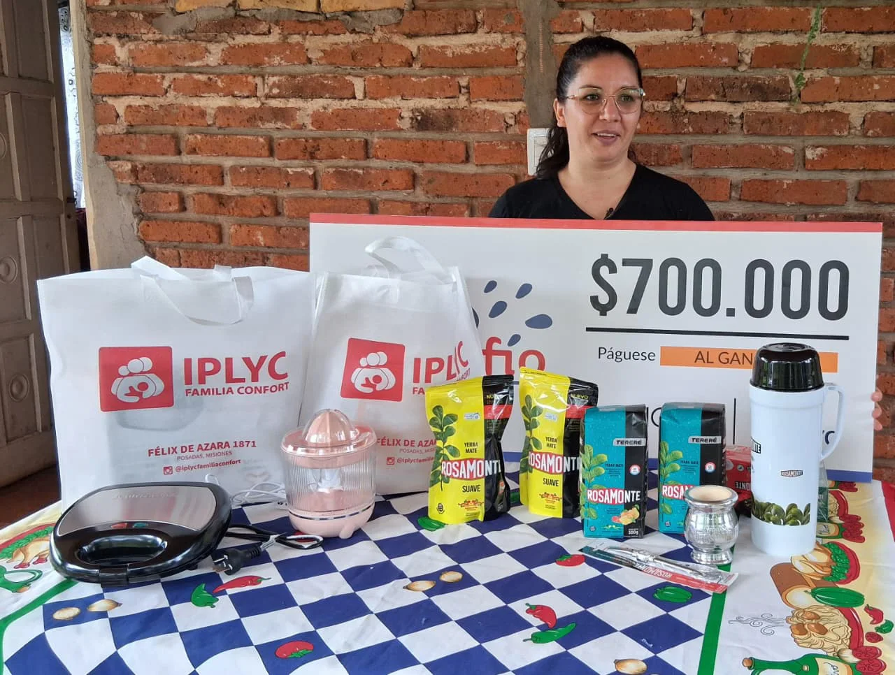 Carla con su cheque. Este premio de Desafío Confort lo destinará en arreglos para la casa.
