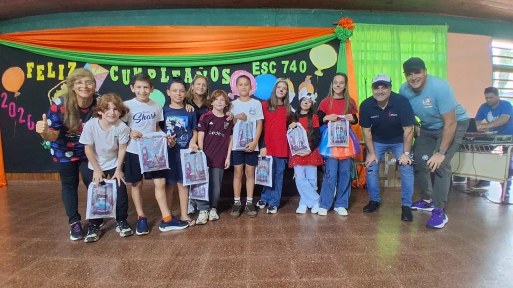 Niños con sus obsequios junto a integrantes de Gurises Felices, en El Soberbio.