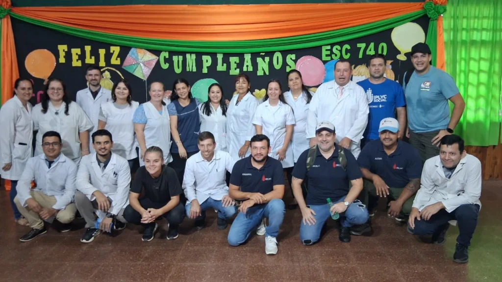 Equipo de Gurises Felices junto a docentes de la Escuela 740 de El Soberbio