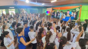 Multitud de niños de la Escuela 740 festejan con Gurises Felices en El Soberbio.