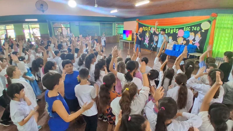 Multitud de niños de la Escuela 740 festejan con Gurises Felices en El Soberbio.