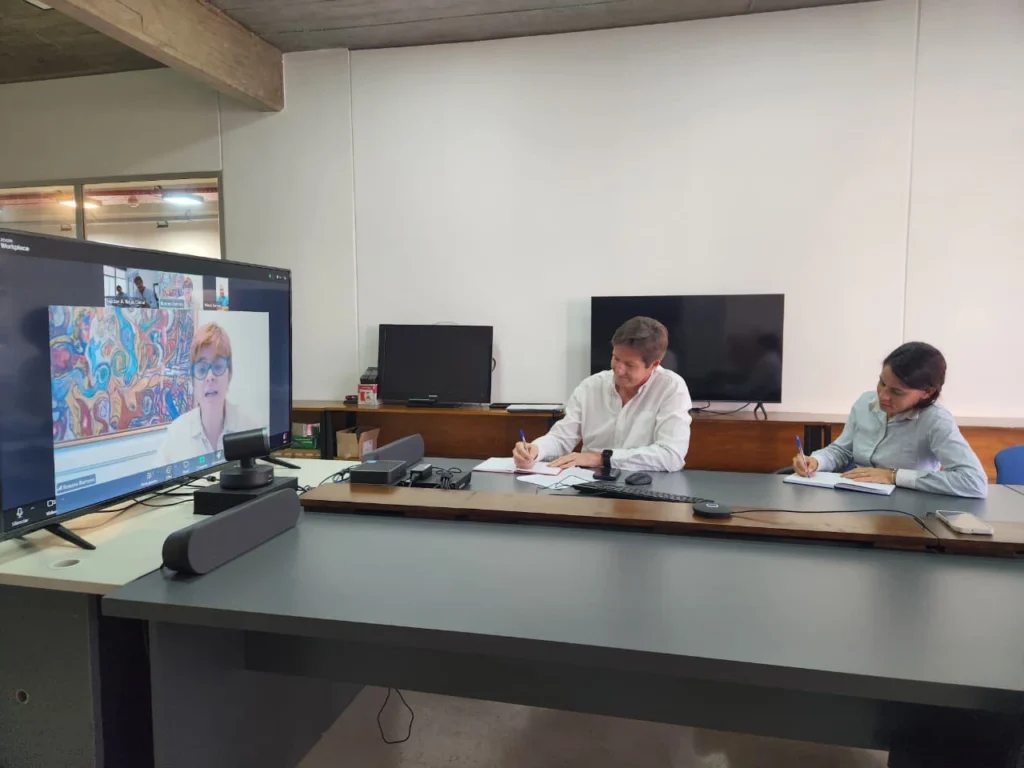 Héctor Decut, Isabel Zilveti y Rosana Barroso (por video conferencia), durante la firma del convenio.
