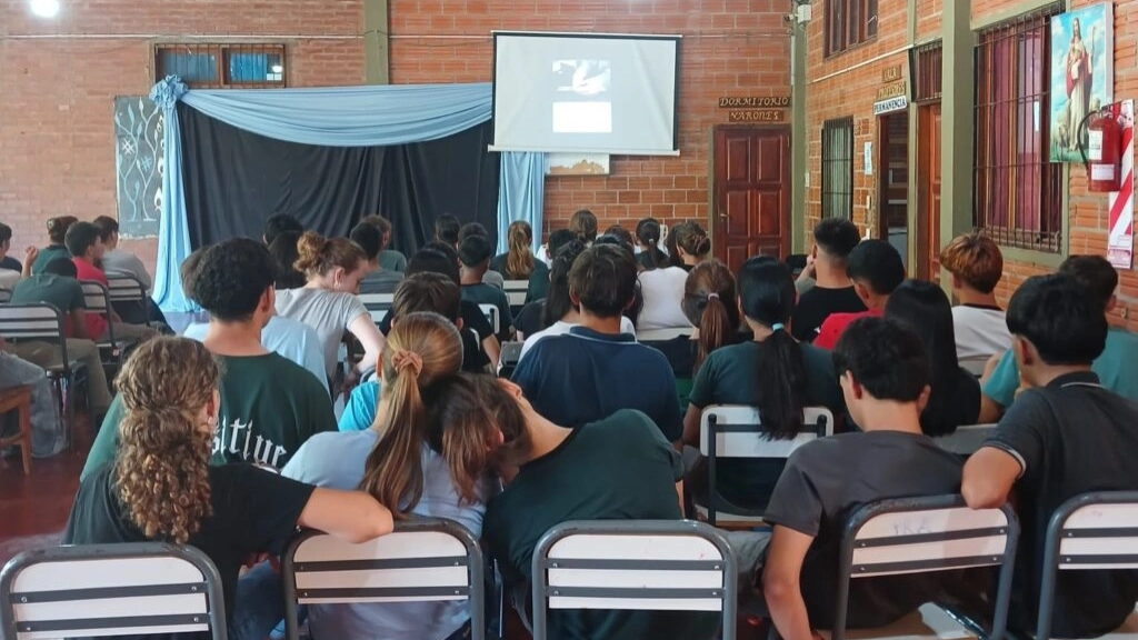 Alumnos de la EFA Jesús De Galilea de Dos De Mayo miran uno de los cortos del concurso Reflejos en el azar.