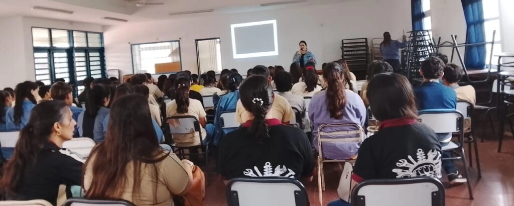 Alumnos del BOP 12 de San José, participan atentos de la charla con Juego Responsable.