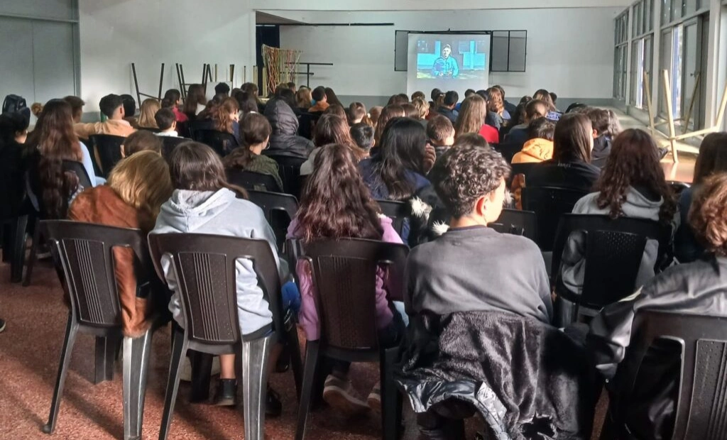Alumnos de Aristóbulo Del Valle durante la charla sobre juegos de azar y adicciones.