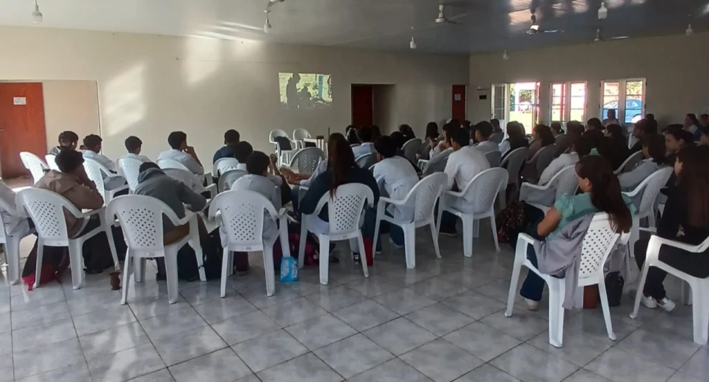 Alumnos de Caá Yarí durante la charla sobre juegos de azar y adicciones.