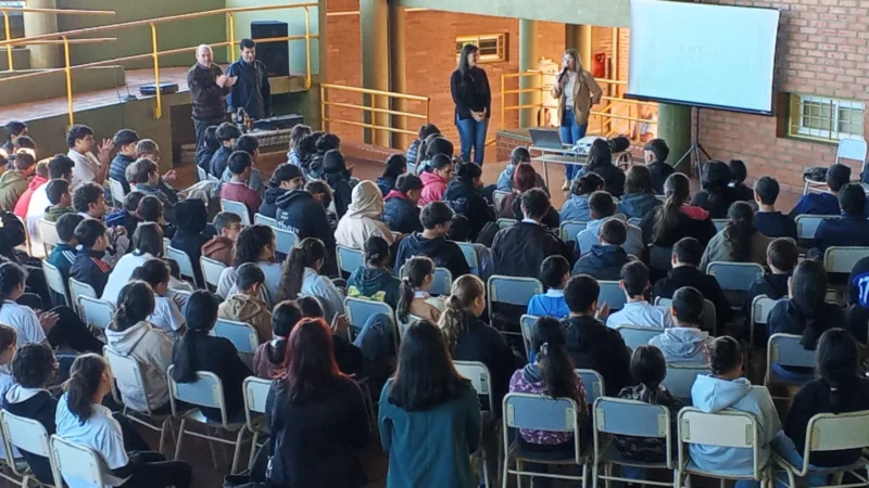 Alumnos de Aristóbulo Del Valle durante la charla sobre juegos de azar y adicciones.