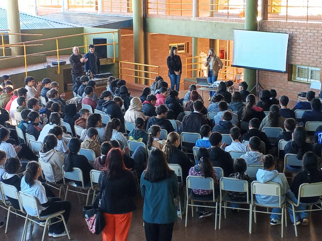 Alumnos de Aristóbulo Del Valle durante la charla sobre juegos de azar y adicciones.