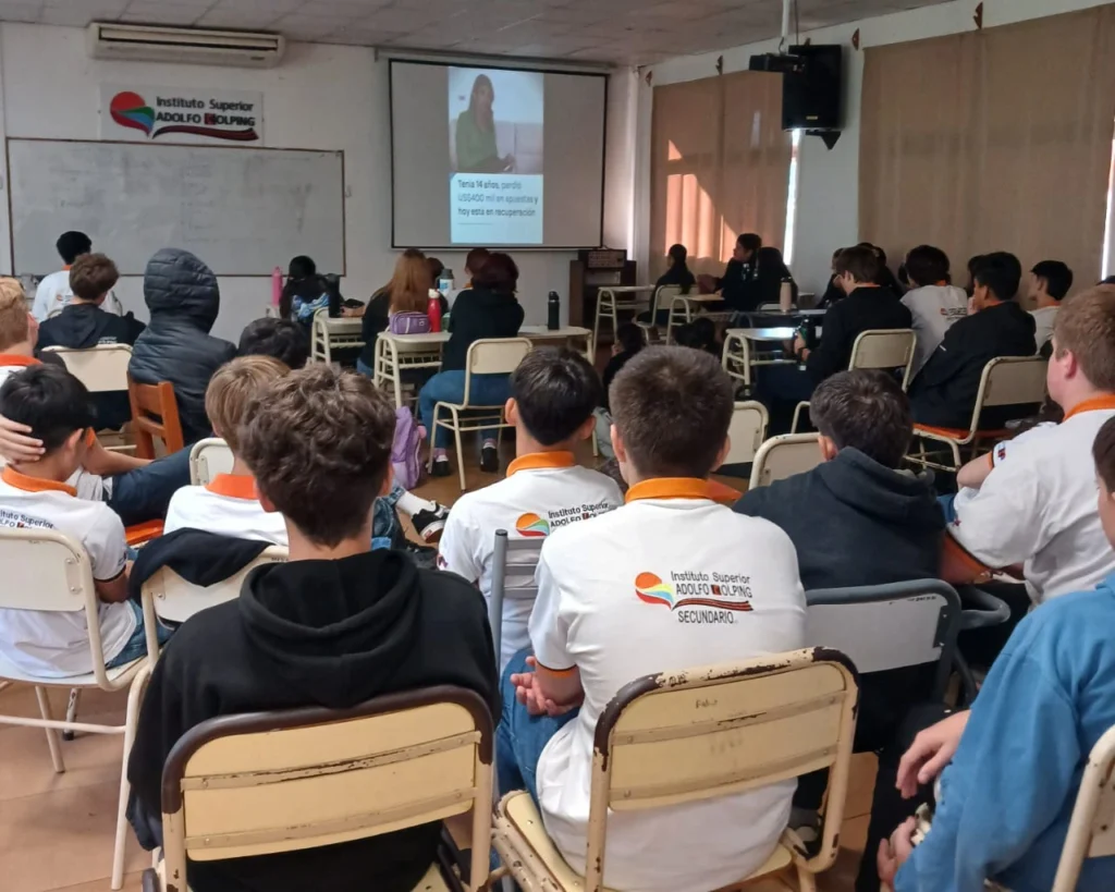 Alumnos del Instituto Superior Adolfo Kolping durante la charla sobre el uso desmedido de pantallas.