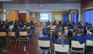 Alumnos del Instituto San Alberto Magno durante la charla sobre el uso desmedido de pantallas.